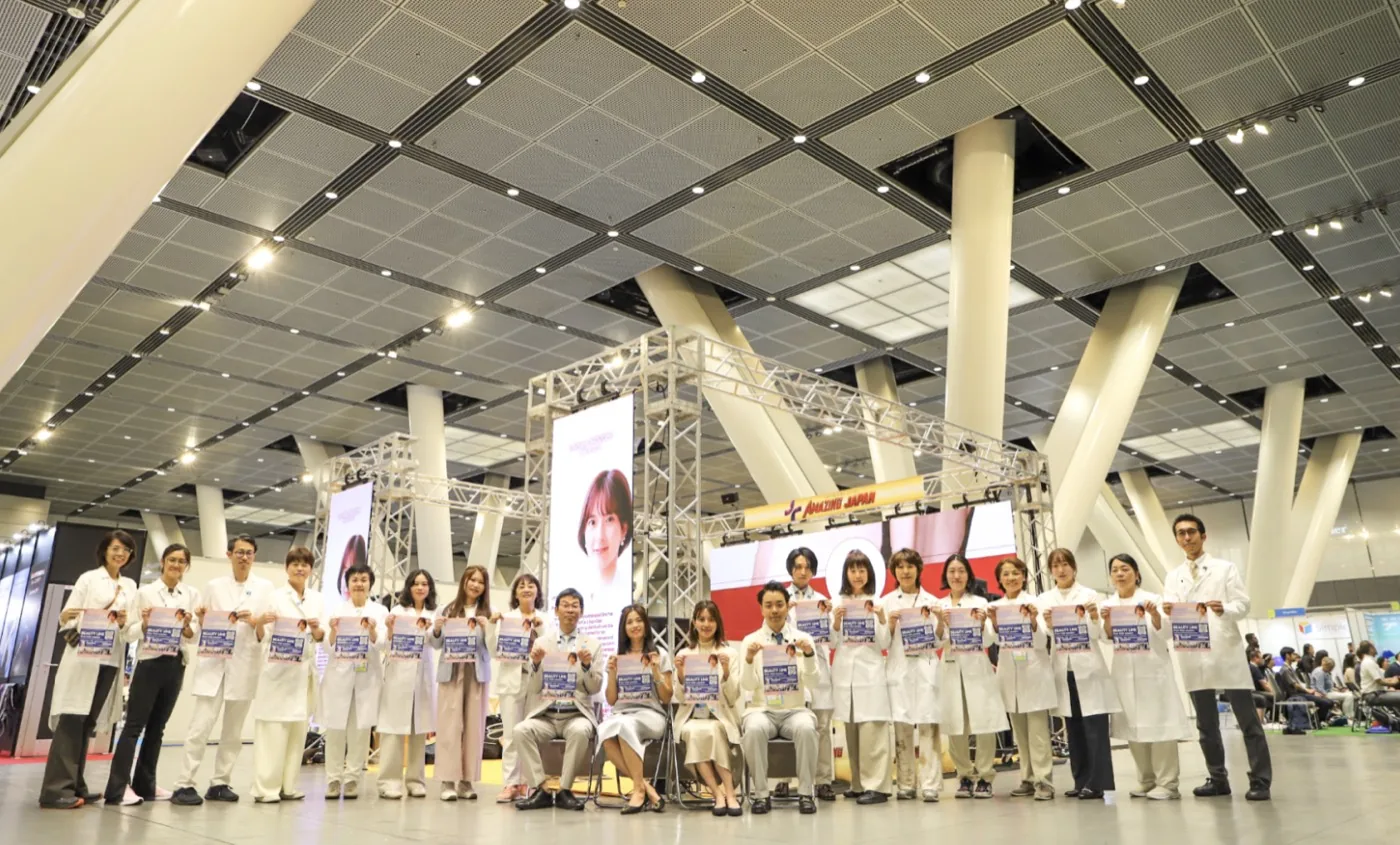 Amazing Japan 展示会ブースにて、当院の技術を学んだ医療従事者たちと登壇したときの様子