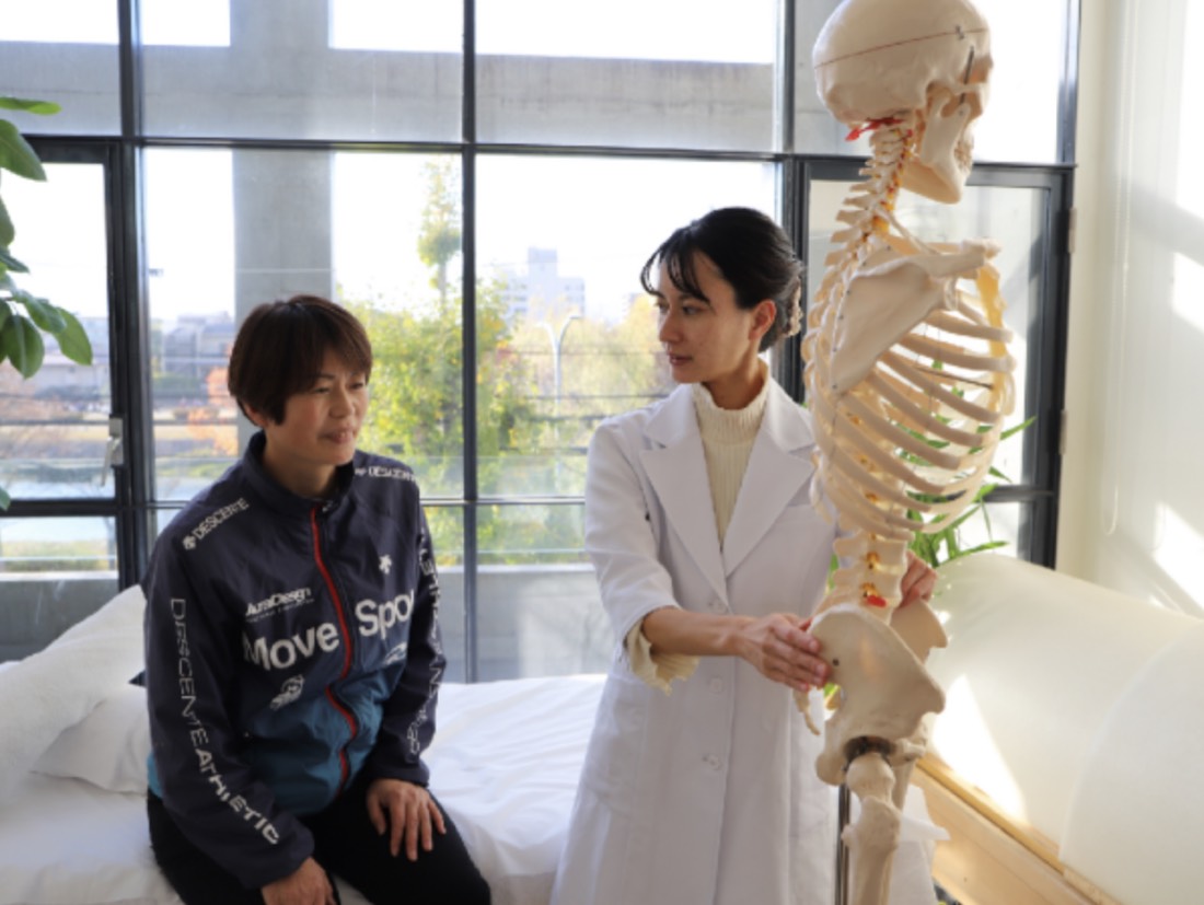 骨模型を使って体の状態を説明する様子